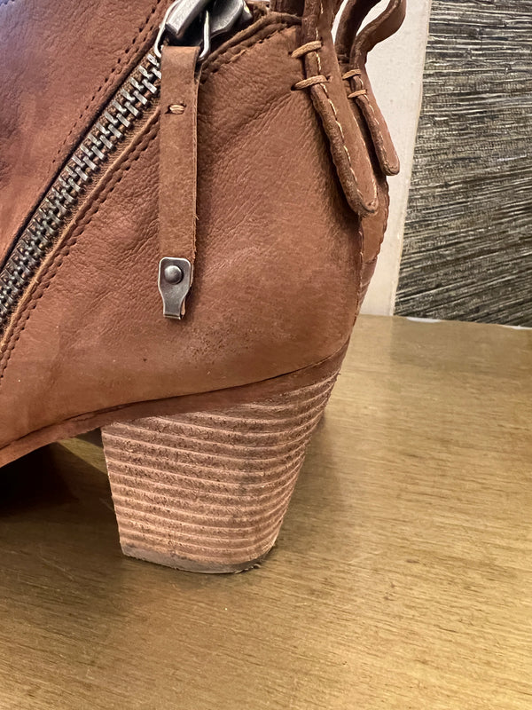 Dolce vita tan zip ankle boots size 8