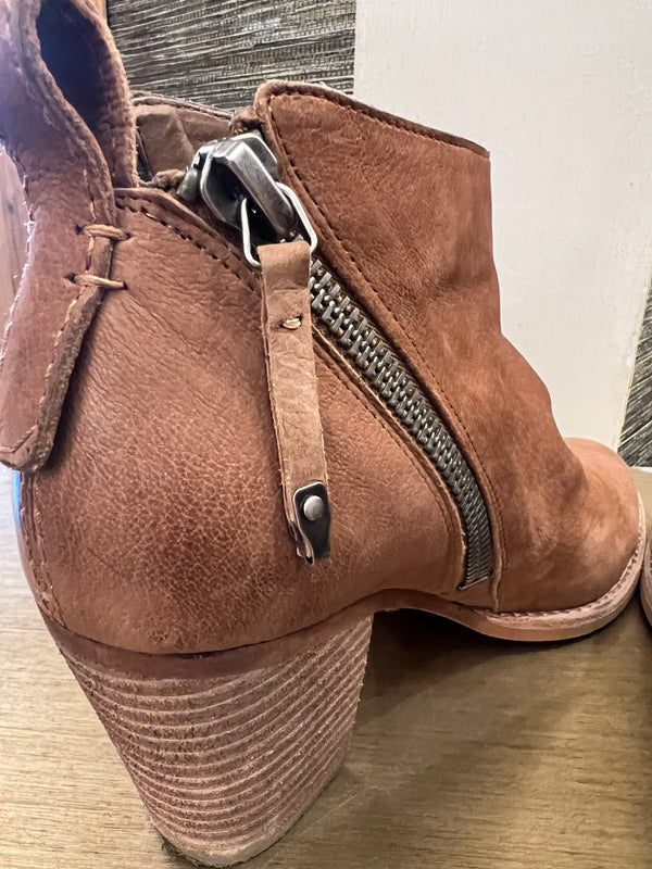 Dolce vita tan zip ankle boots size 8