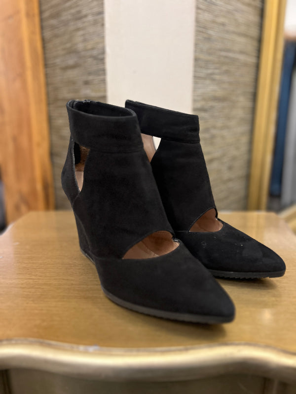 Unisa Black Suede shoes size 6