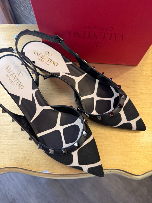 Valentino Garavani Rockstud Low Heel Pumps size 40