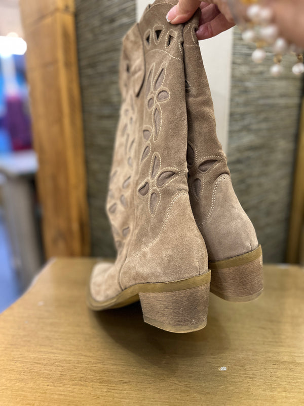 Daniel beige cowboy boots size 6