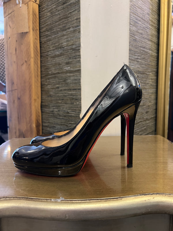 Louboutin patent pump 39
