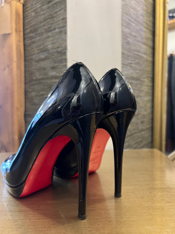 Louboutin patent pump 39