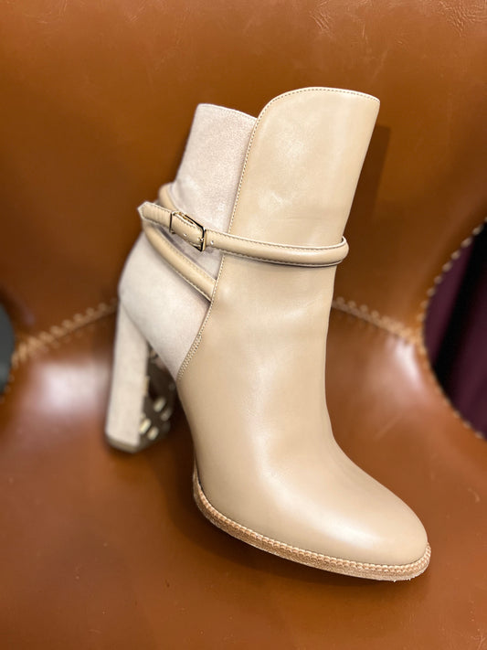 Burberry boots beige gold feature size 3