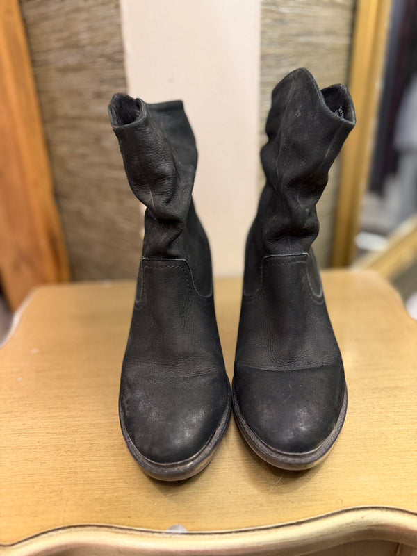 Steve Madden black boots Size 6