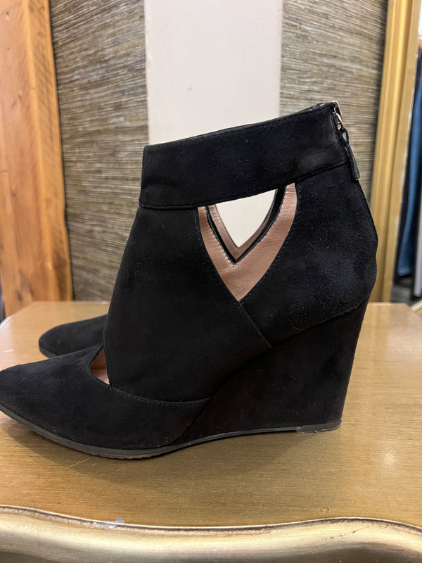 Unisa Black Suede shoes size 6