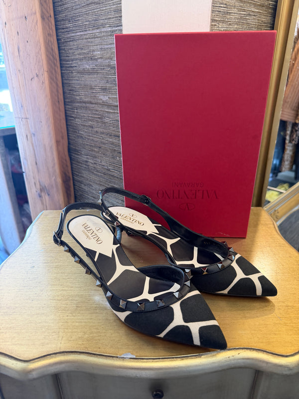 Valentino Garavani Rockstud Low Heel Pumps size 40