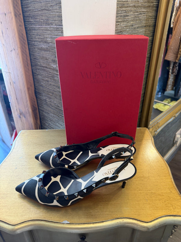Valentino Garavani Rockstud Low Heel Pumps size 40