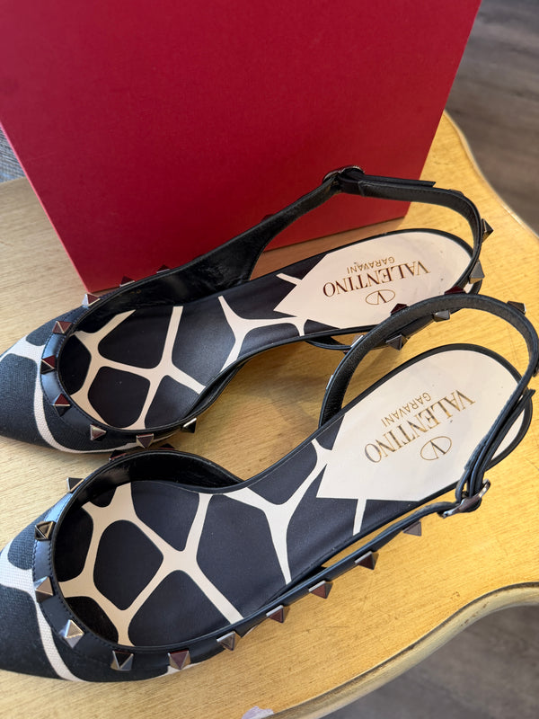 Valentino Garavani Rockstud Low Heel Pumps size 40