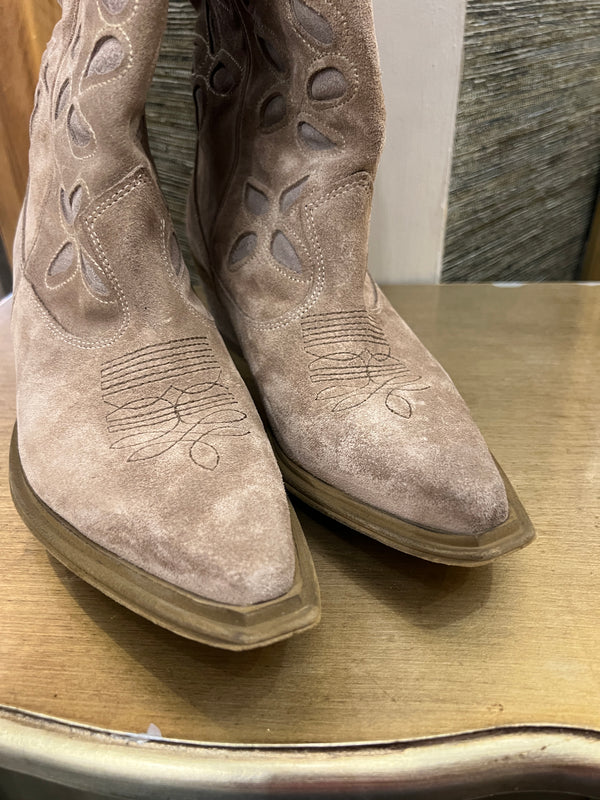 Daniel beige cowboy boots size 6