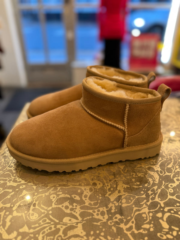 UGG short boot nude size 6