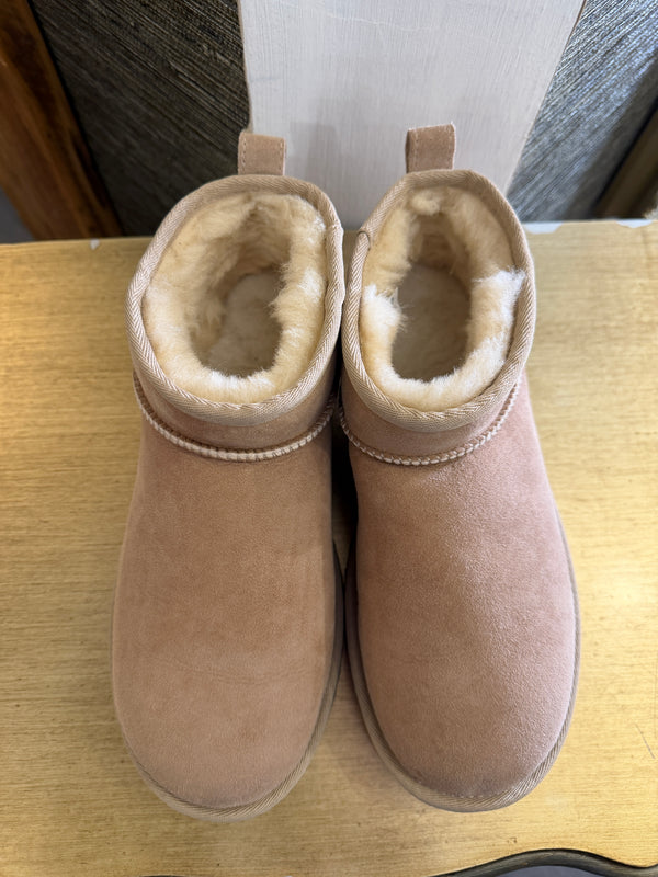 UGG short boot nude size 6