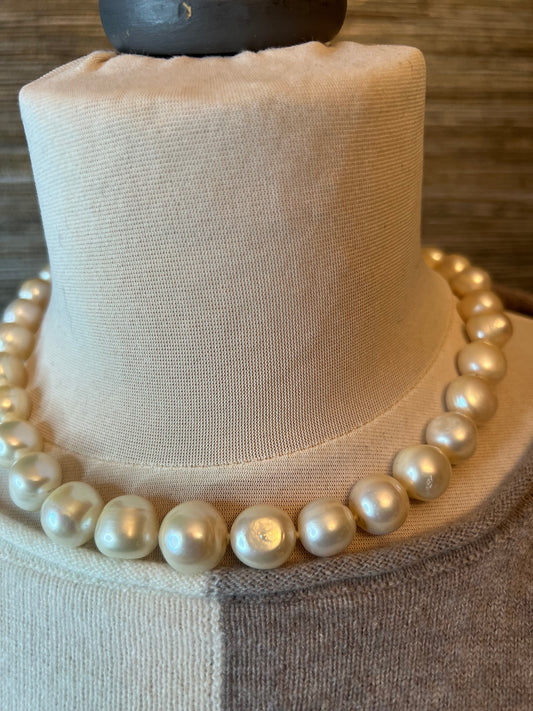 Baroque White pearl short necklace